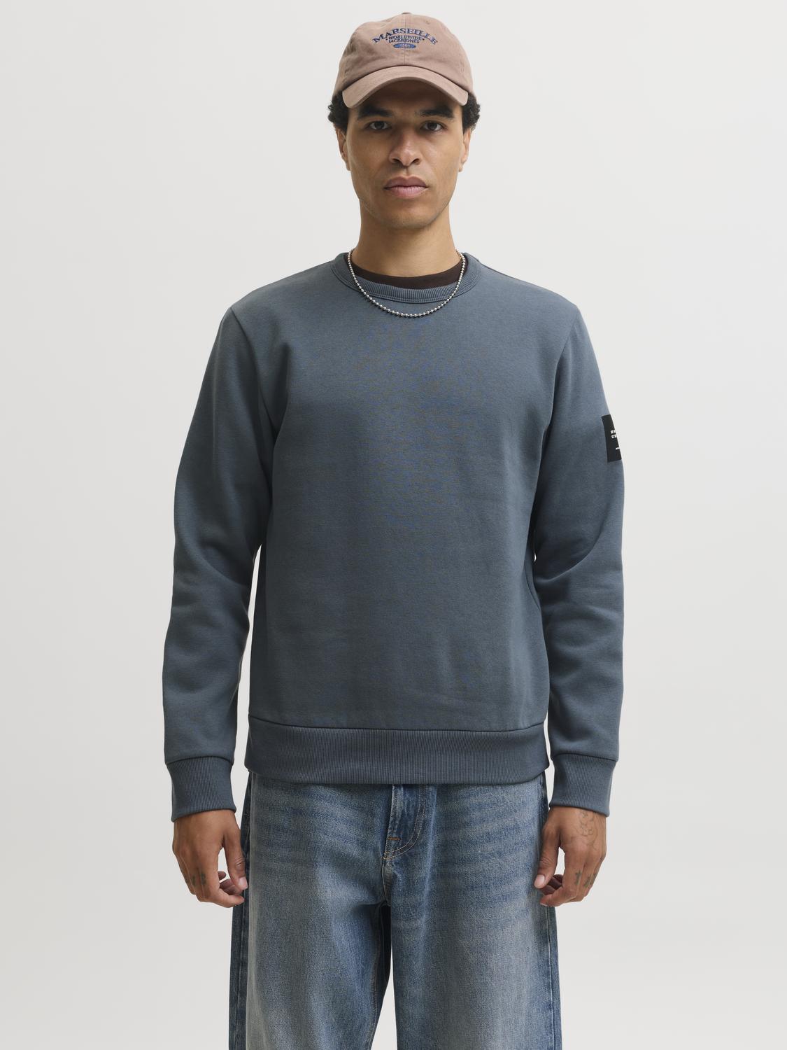model_shot-front